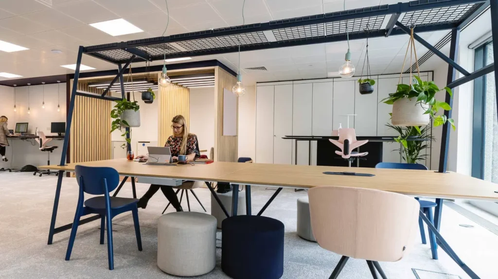 What are the latest trends in modern office furniture?